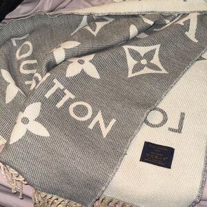 FAKE lv scarf
